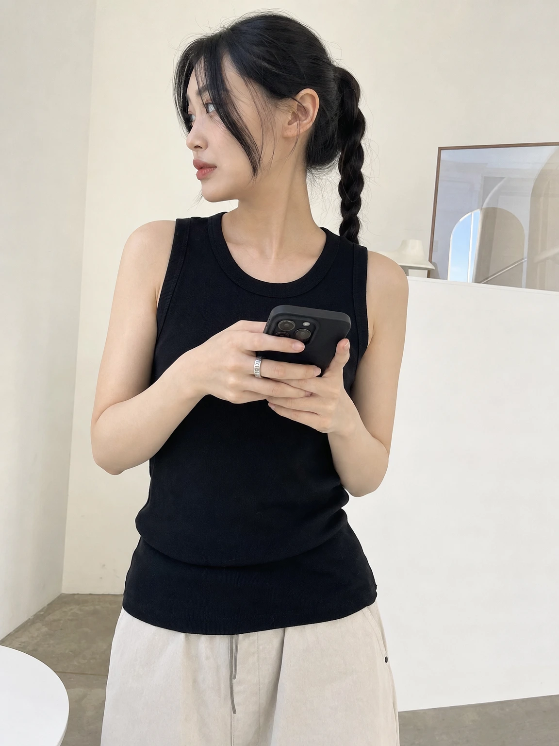 넘버링 각인이 돋보이는 반지