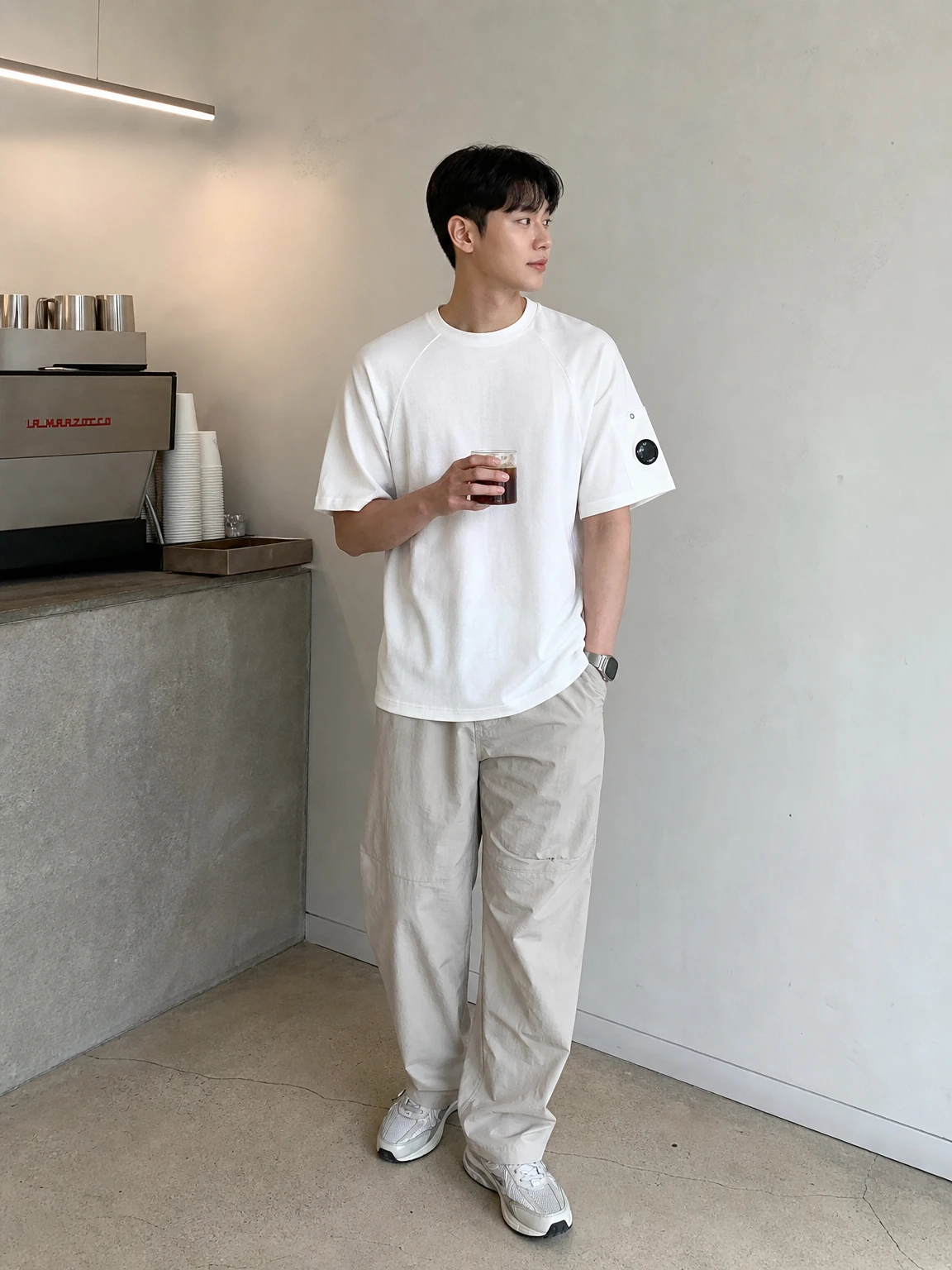 소매 렌즈로 포인트 준 반팔 티셔츠