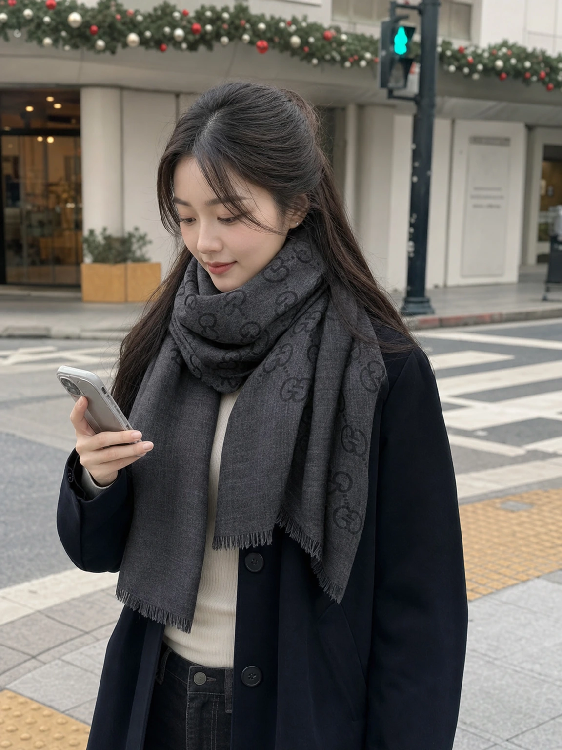 잔잔한 자카드 로고 스카프