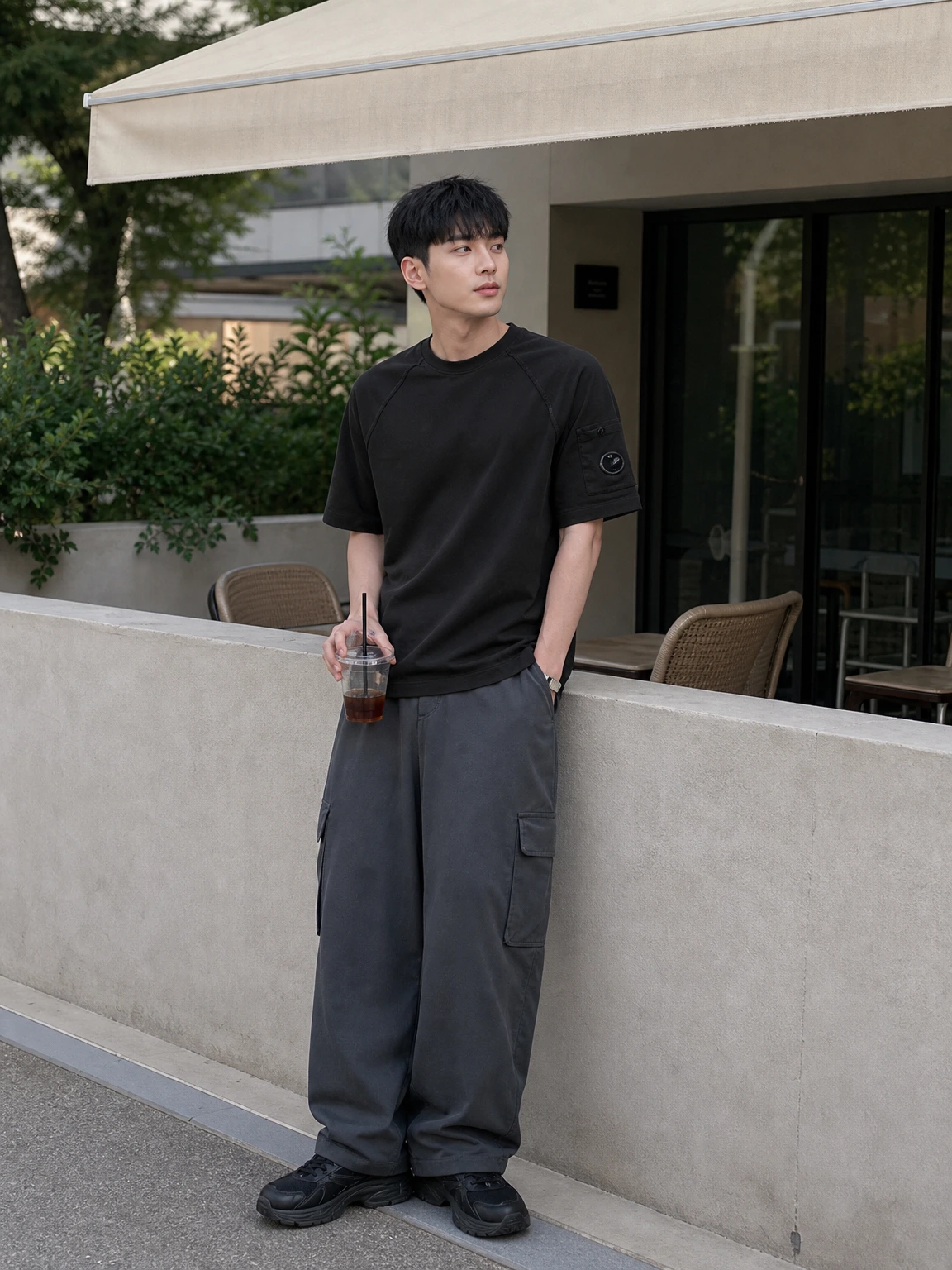 슬리브 포켓이 돋보이는 반팔 티셔츠