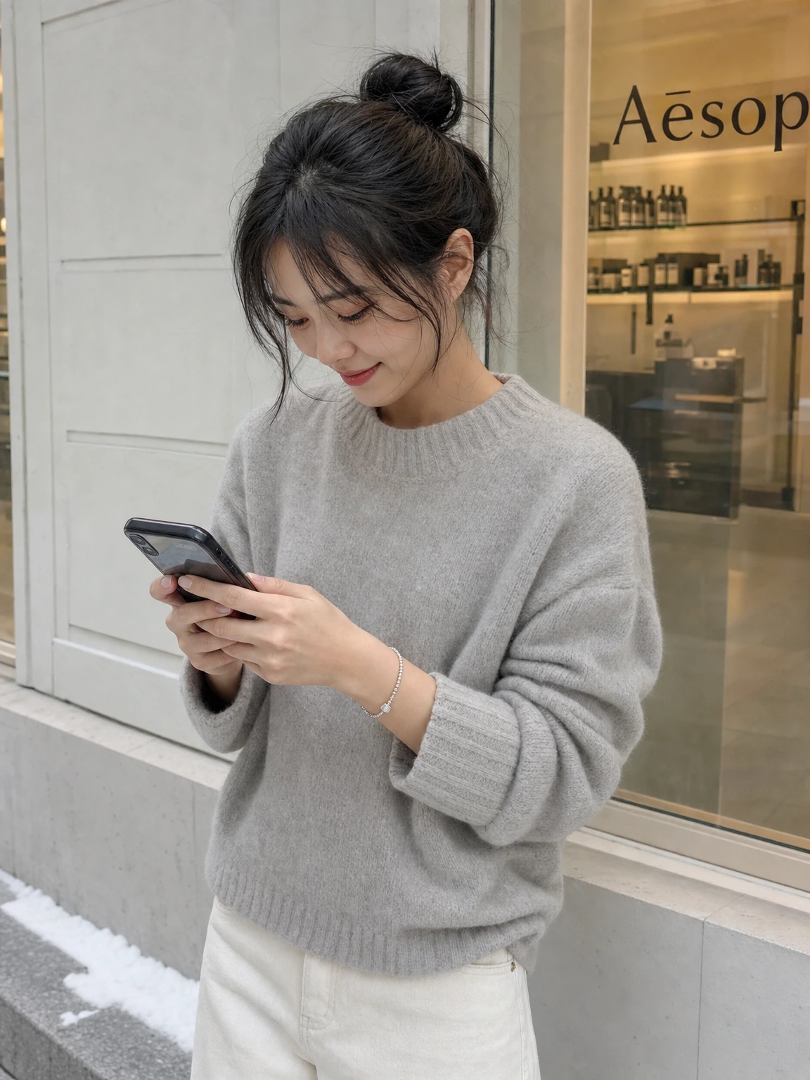 비드가 촘촘한 실버 팔찌