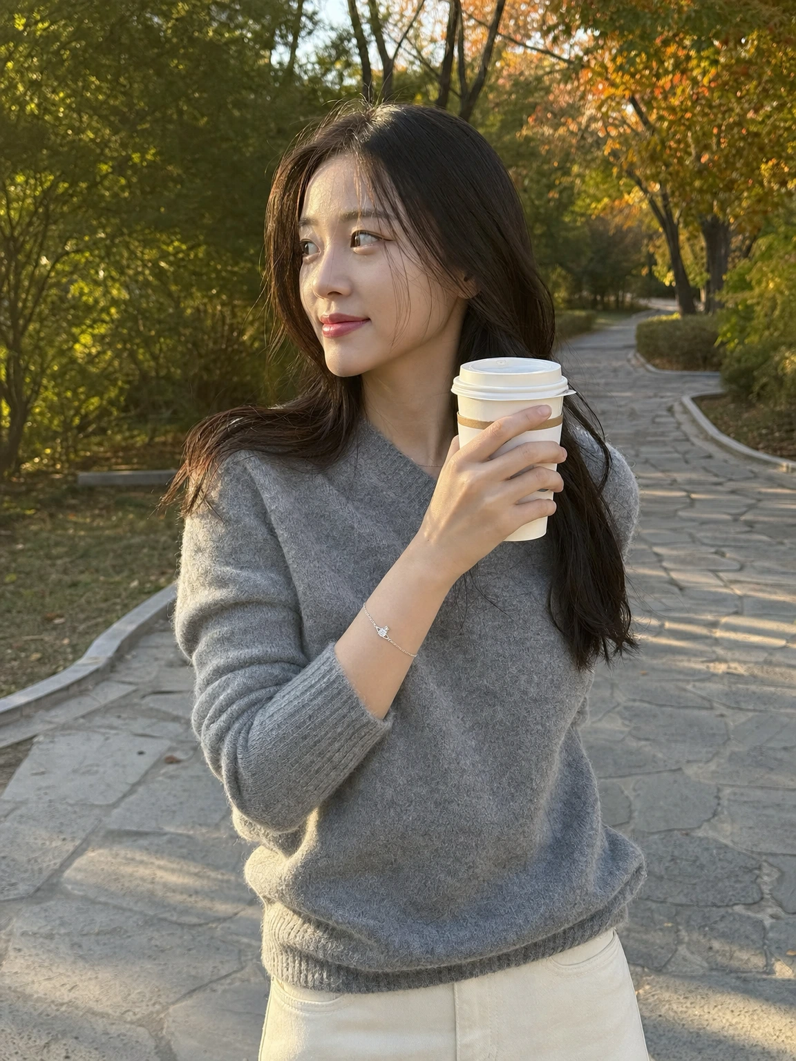 섬세한 오브가 빛나는 브레이슬릿