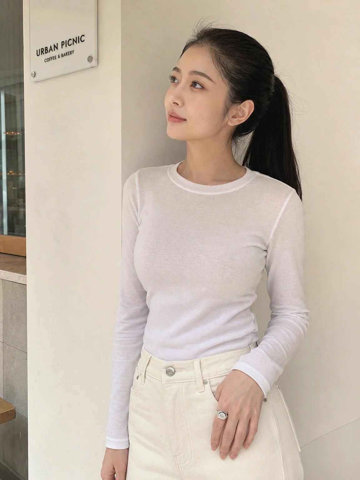 차분한 광택이 돋보이는 반지