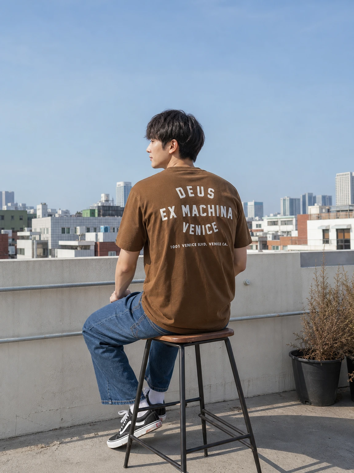 등판 레터링이 돋보이는 티셔츠