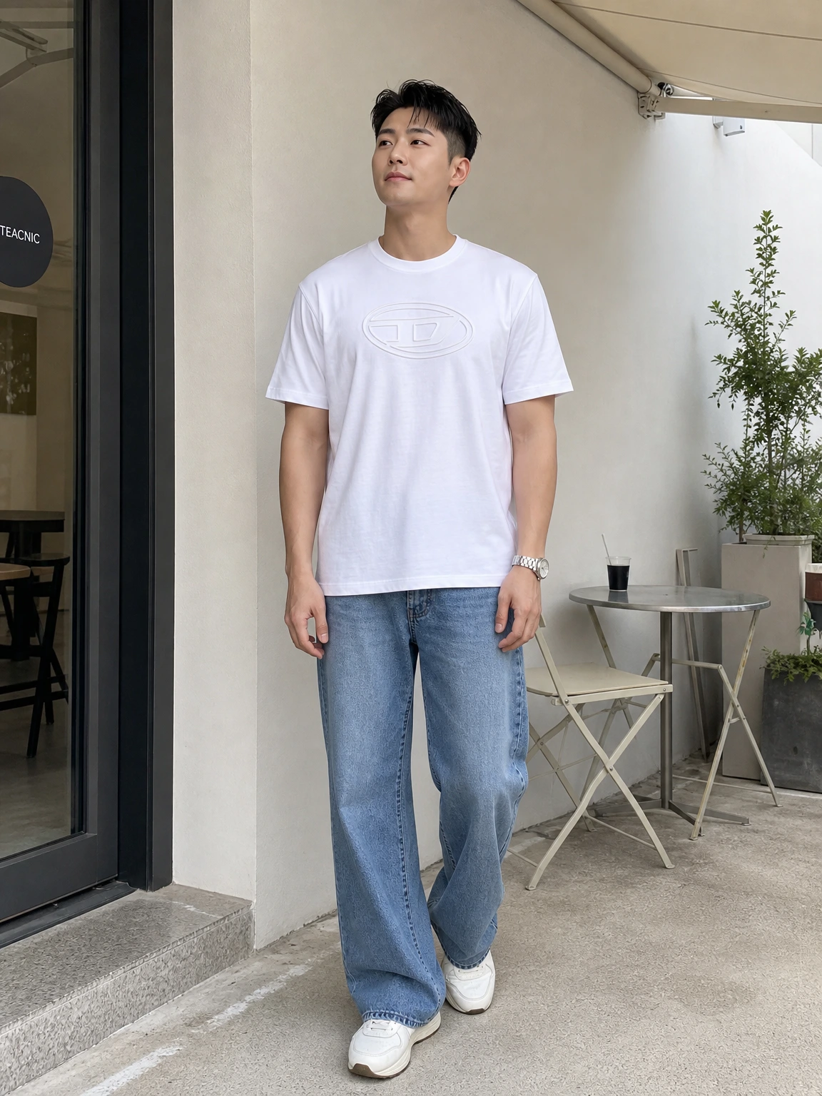 엠보싱 로고로 힘 준 반팔티셔츠