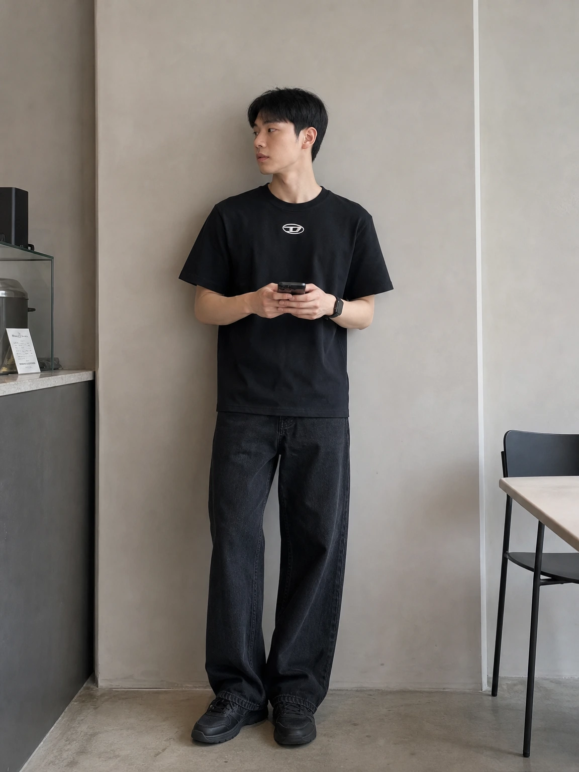 메탈 로고로 힘 준 반팔 티셔츠