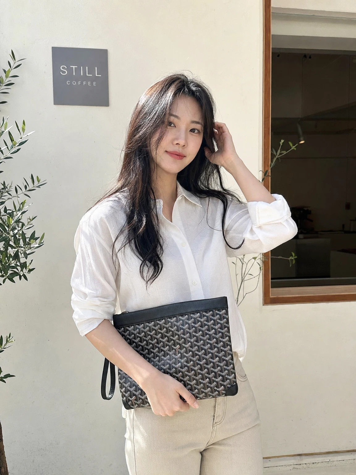 코팅 텍스처의 콘티 파우치 클러치백