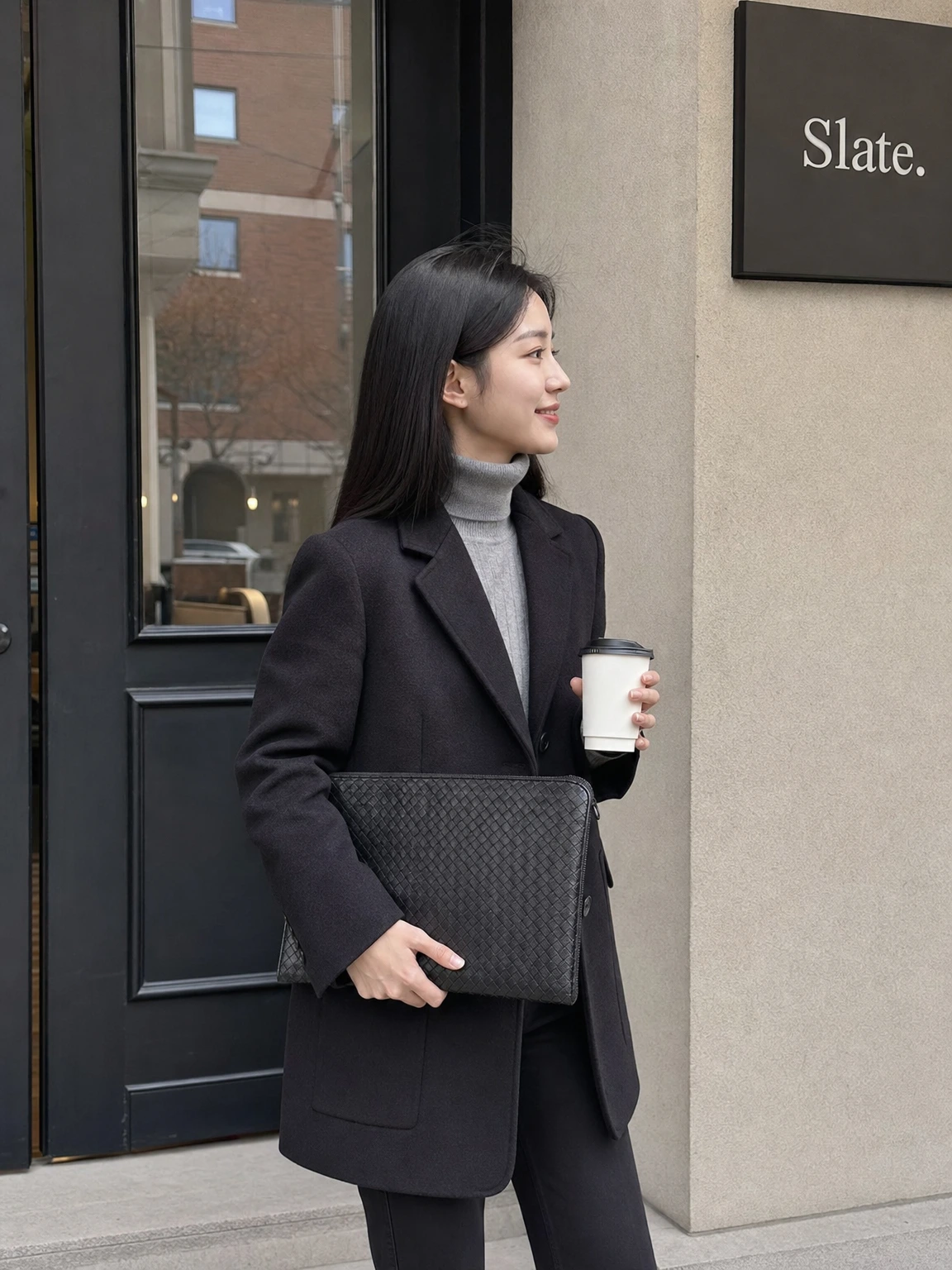 위빙 텍스처가 고급스러운 클러치