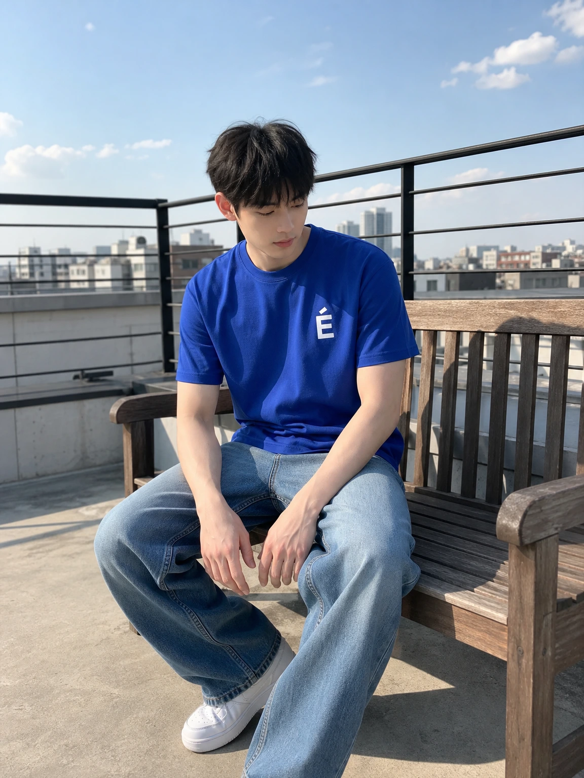 미니 로고로 힘 준 반팔 티셔츠