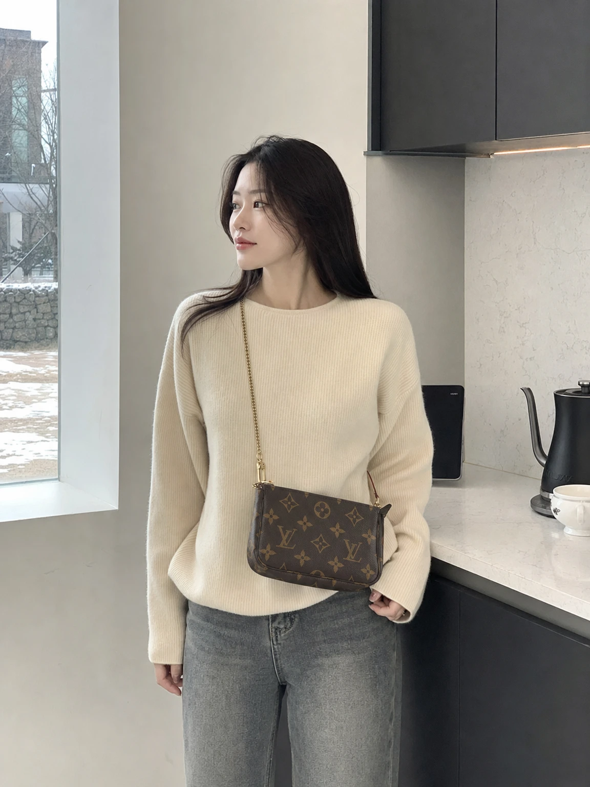 체인이 돋보이는 미니 파우치