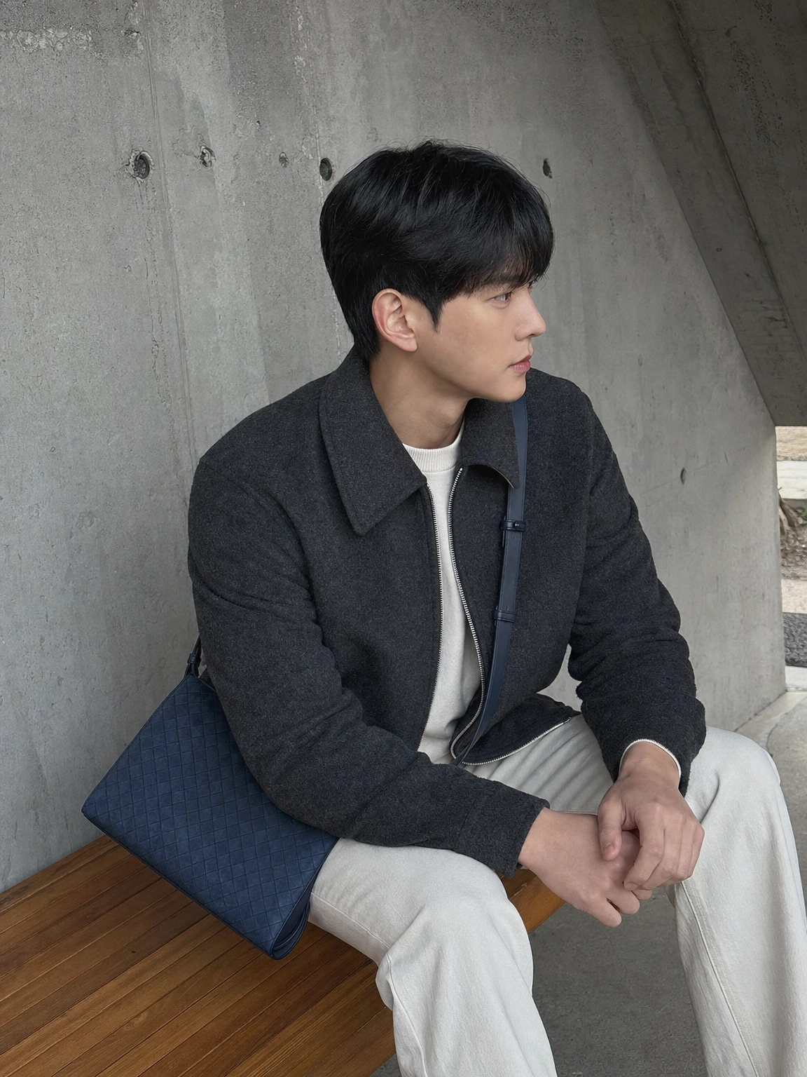 네이비 위빙이 고급스러운 탑 핸들백