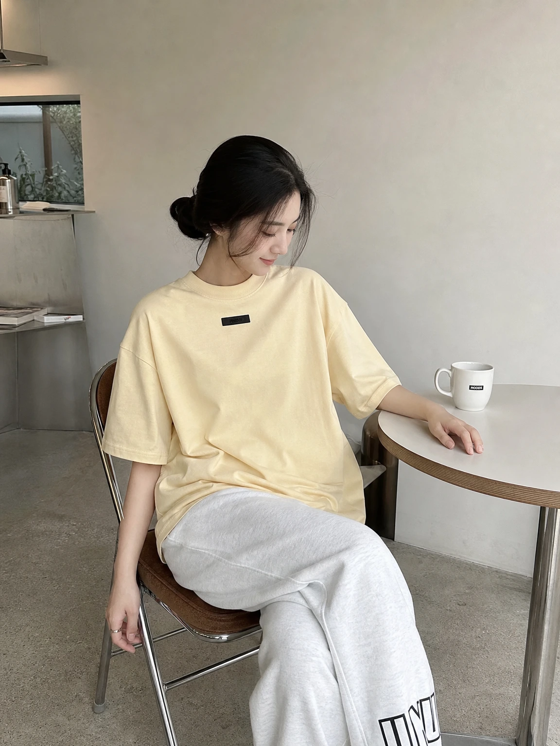 패치 로고로 힘을 준 반팔 티셔츠