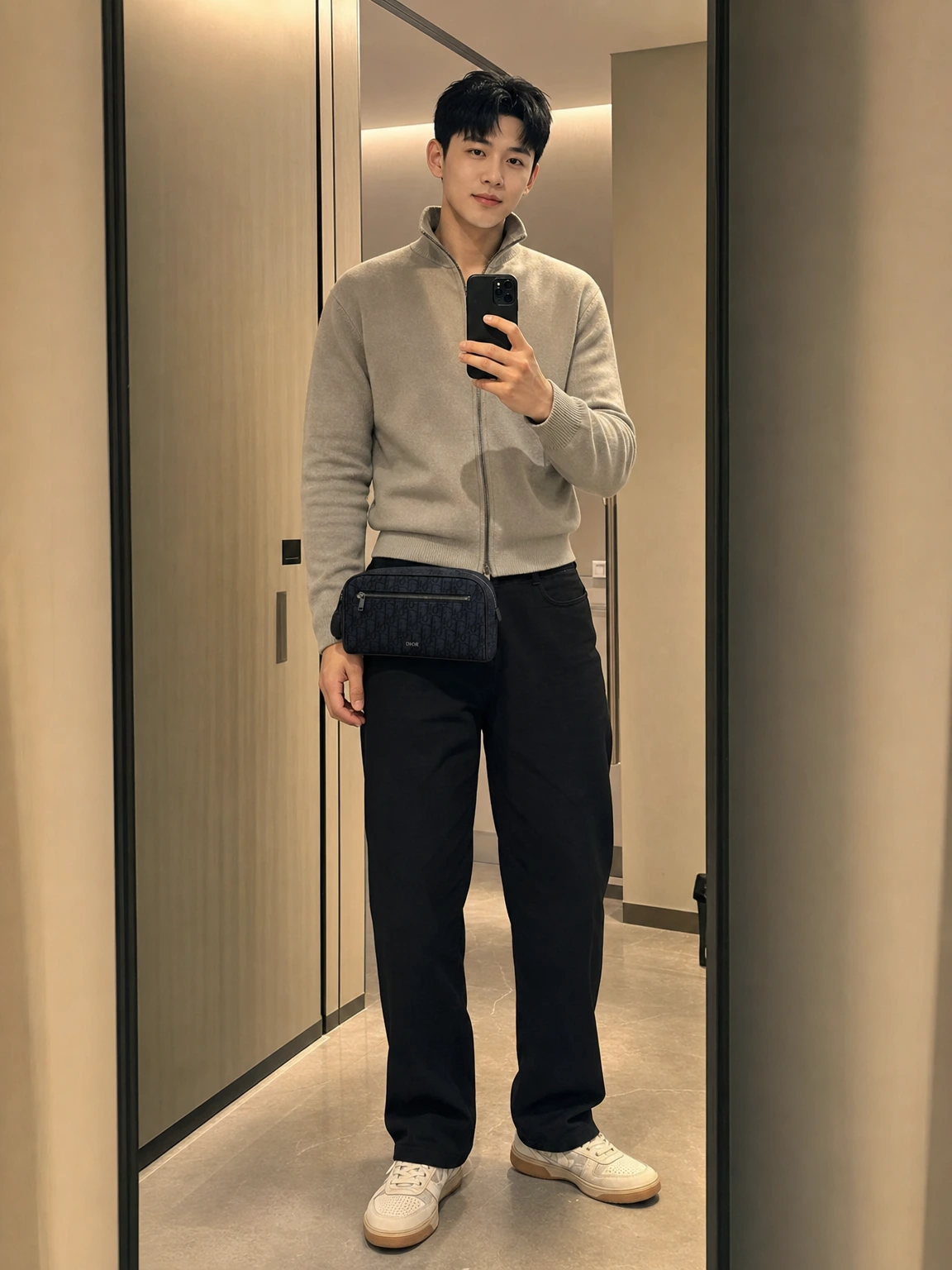 와이드 실루엣의 토일레트리 백