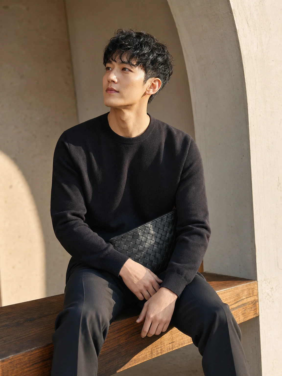 위빙 텍스처가 고급스러운 클러치백