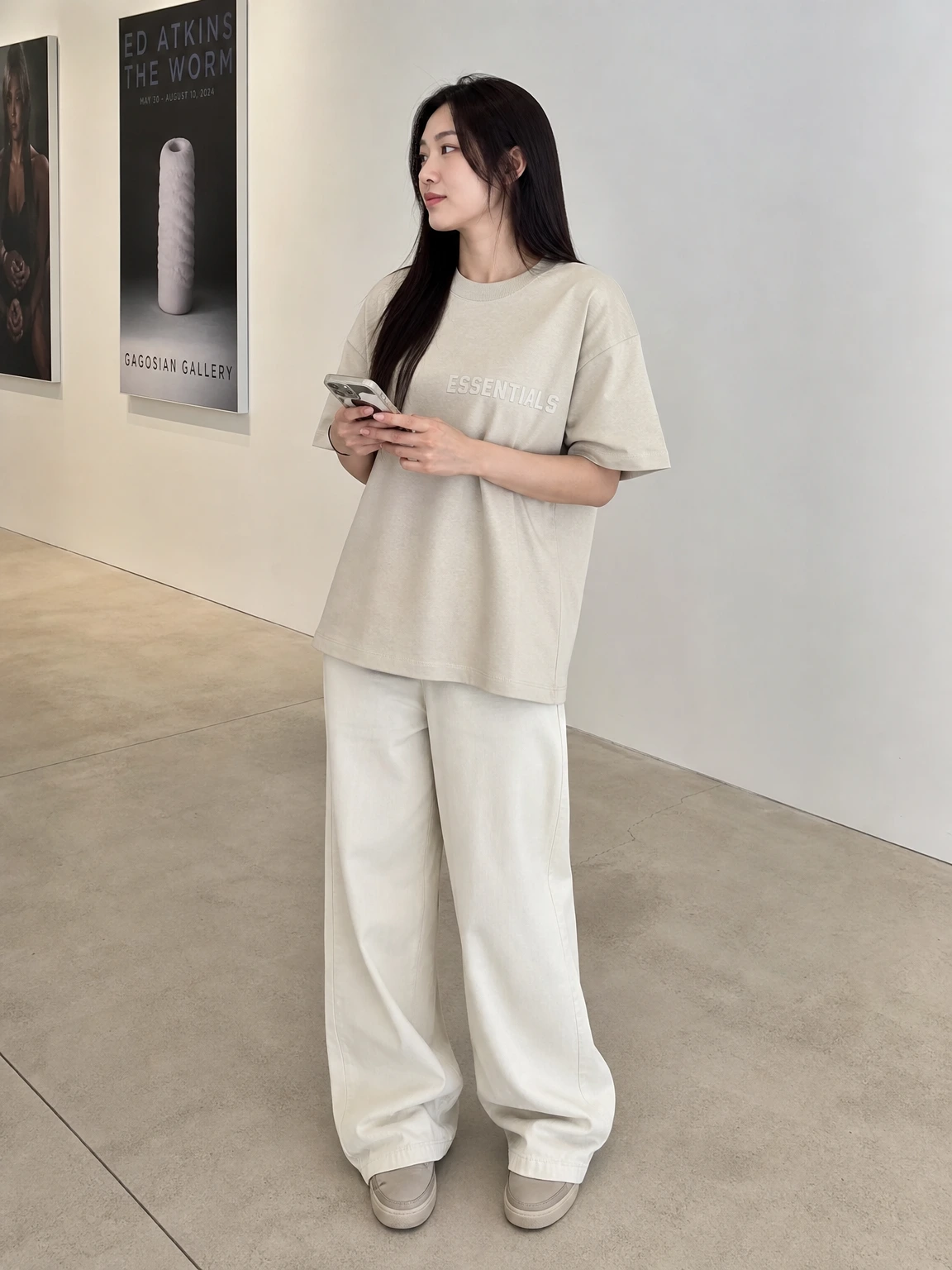 입체 로고로 힘 준 반팔 티셔츠