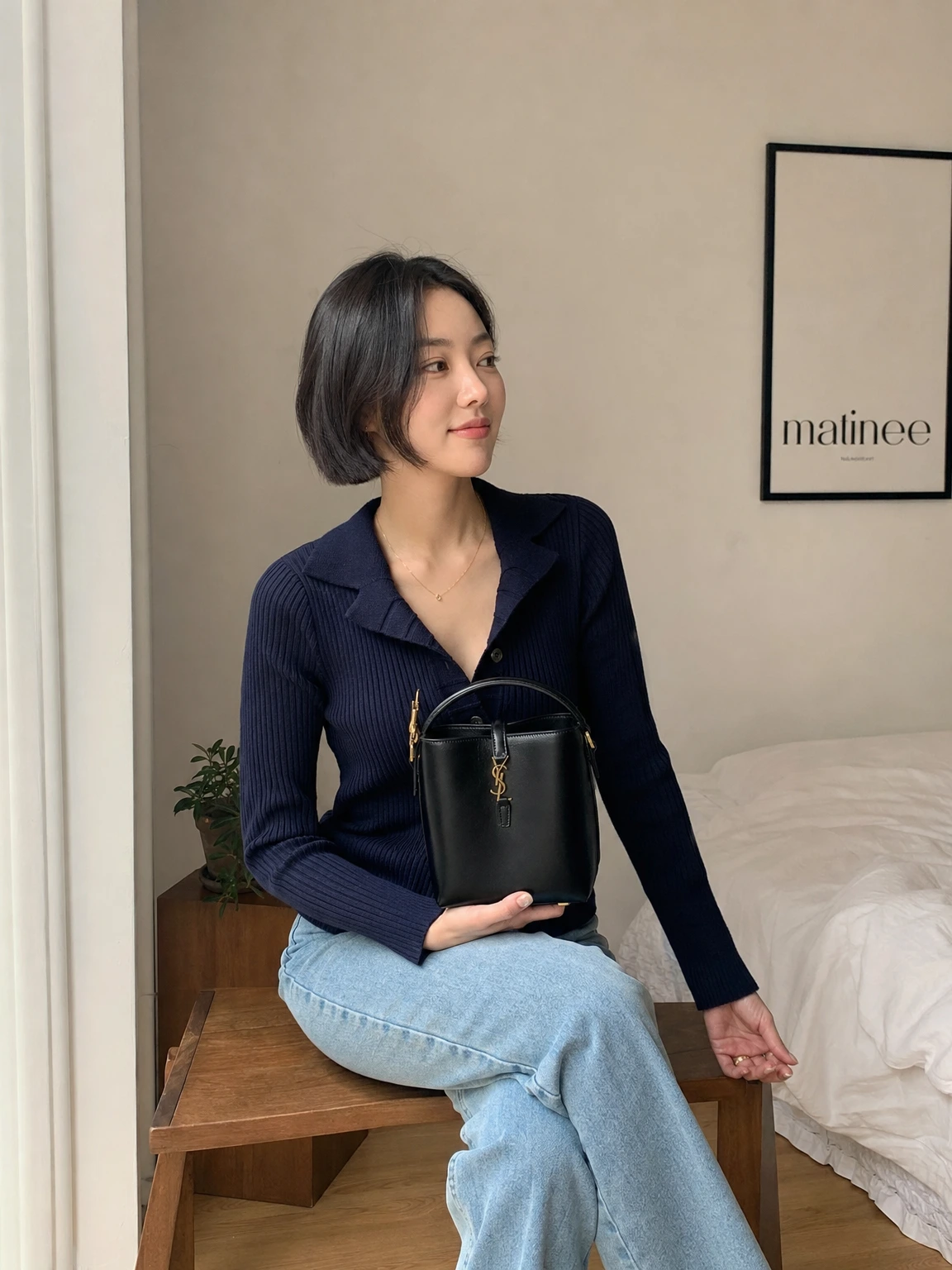 슬림 실루엣이 세련된 버킷백