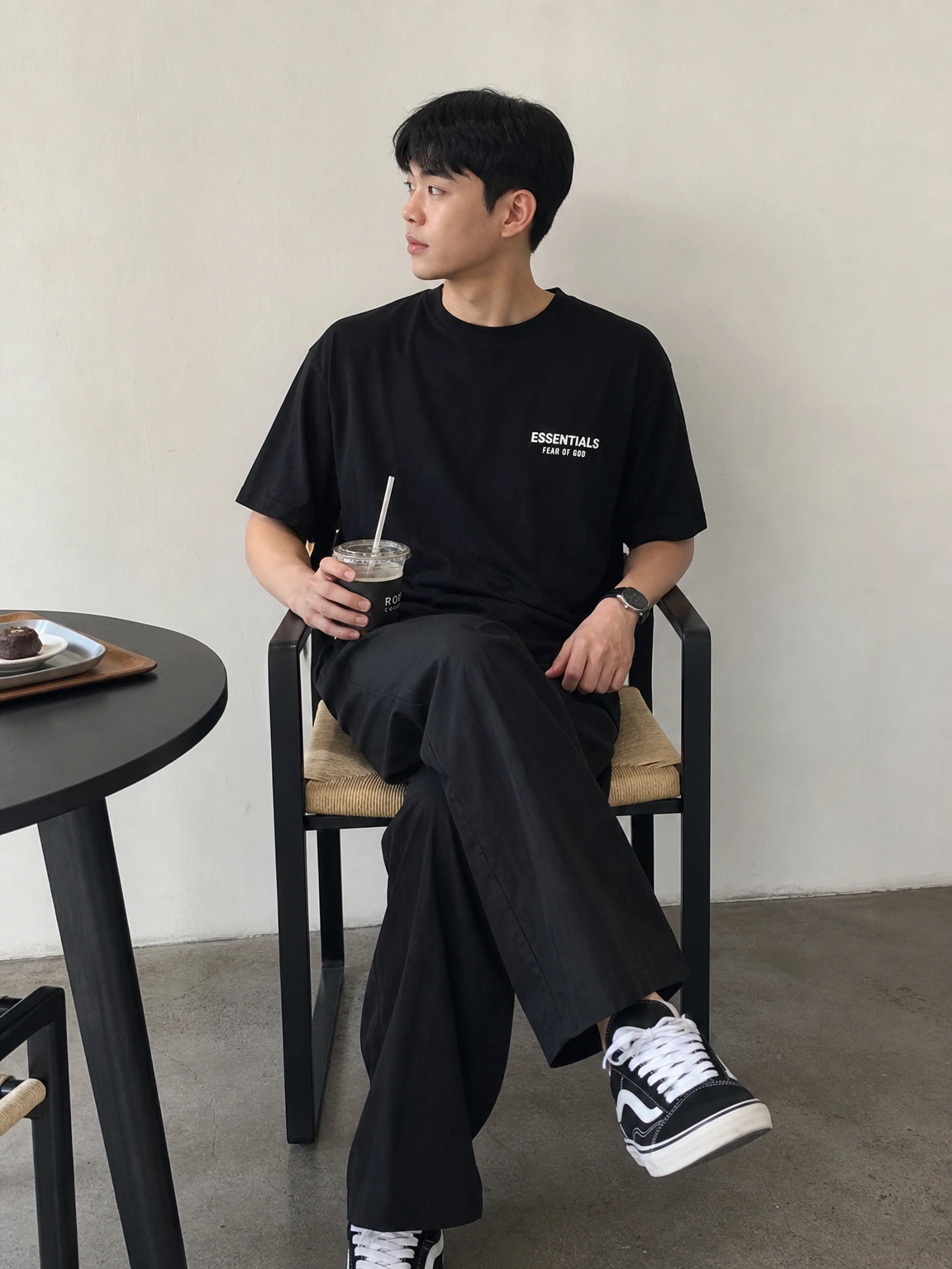 가슴 로고로 힘을 준 반팔 티셔츠