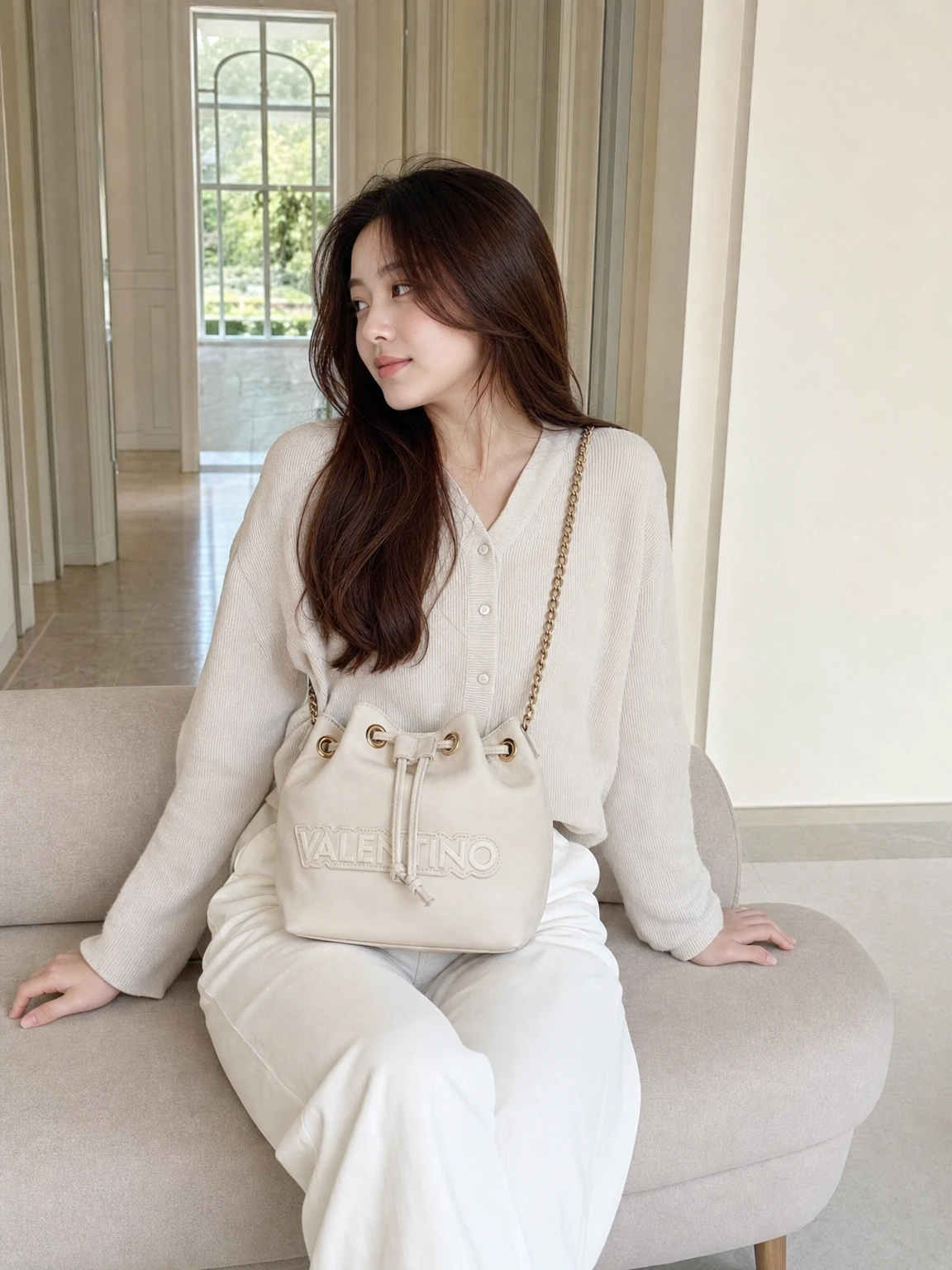 체인 스트랩이 화사한 버킷백