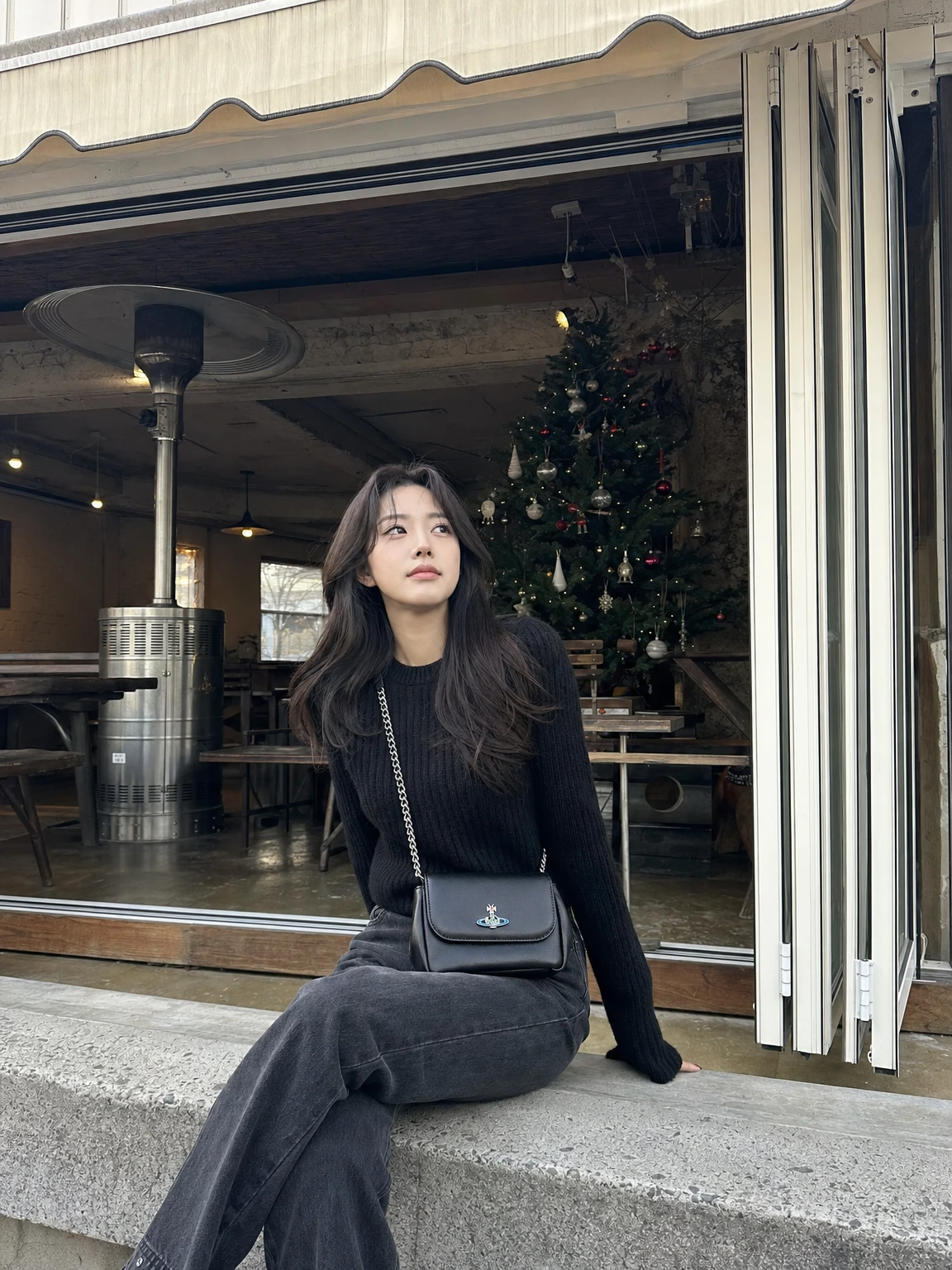 체인 스트랩이 경쾌한 미니 숄더백