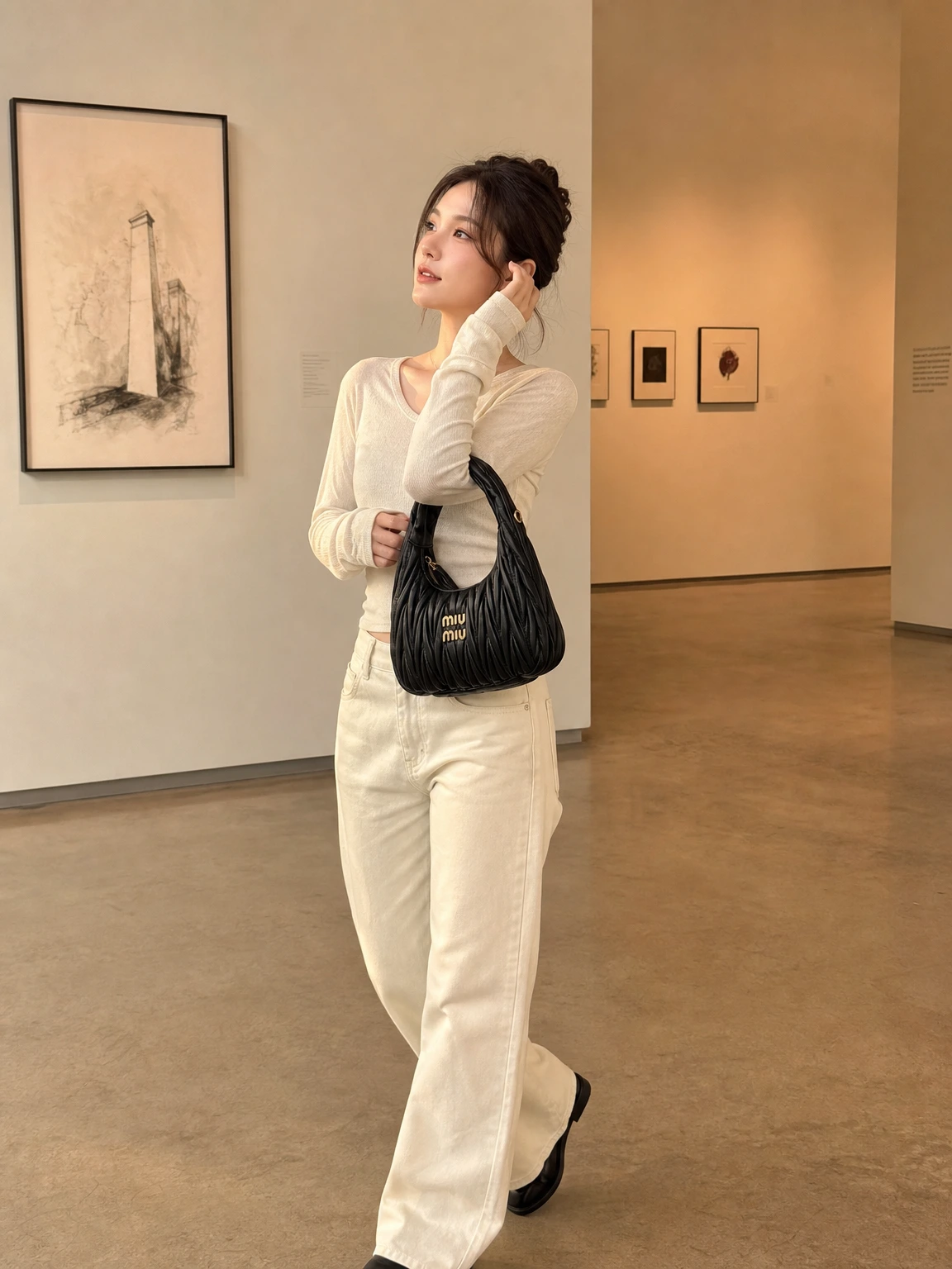 입체 주름이 매력적인 호보 백