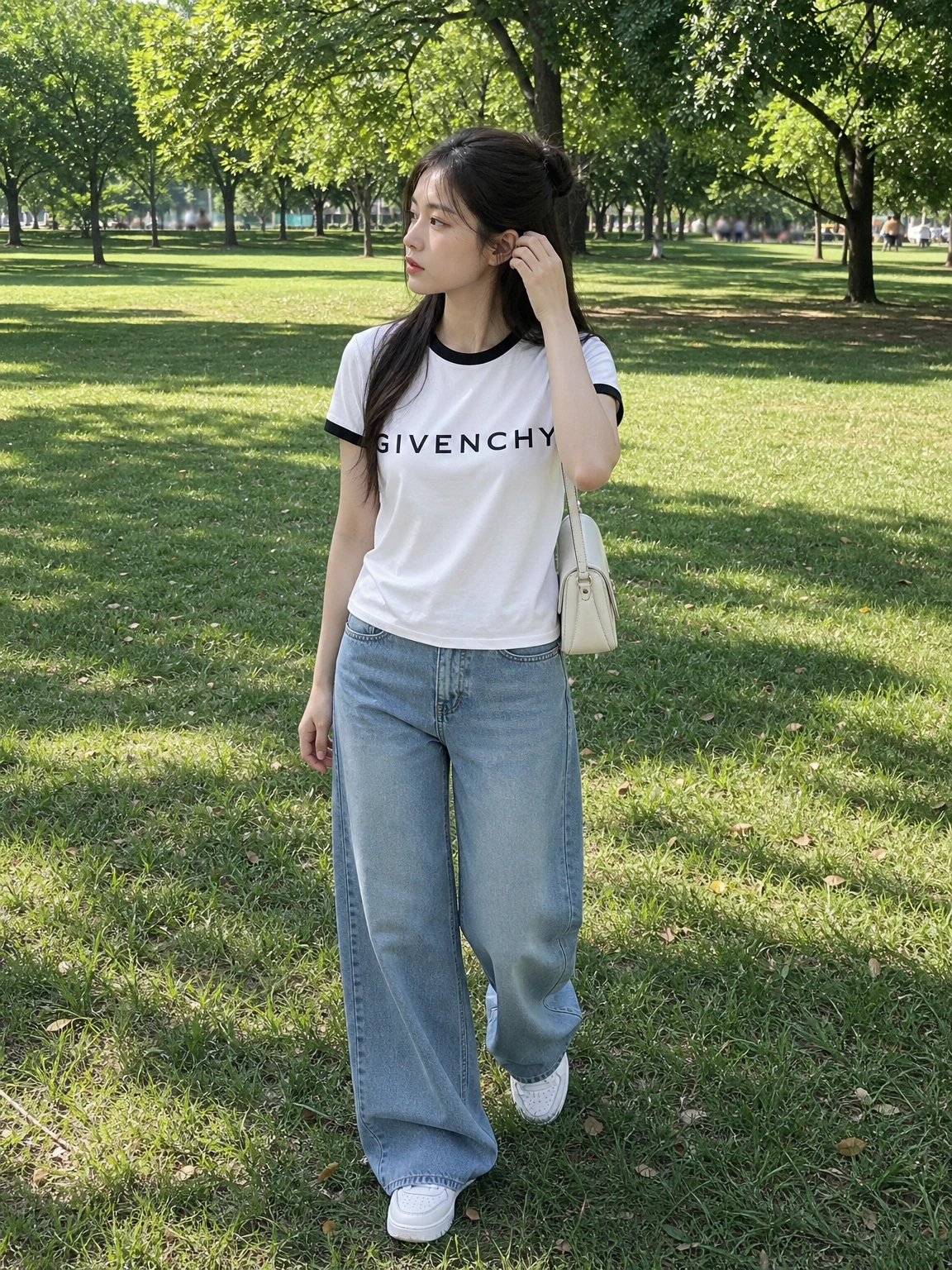 로고로 힘을 준 반팔티