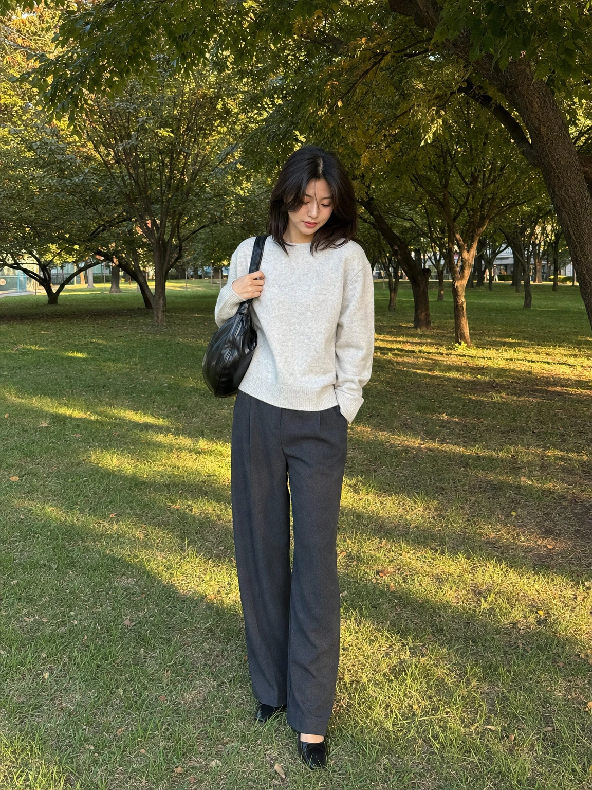 유연한 곡선이 돋보이는 숄더백