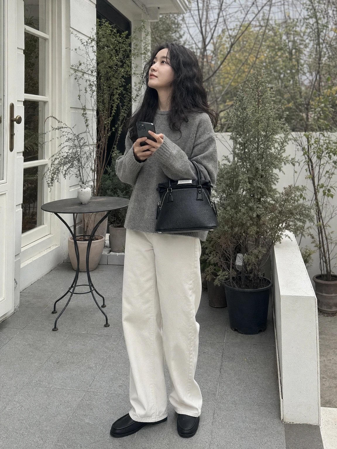 태그 디테일이 인상적인 마이크로 토트백