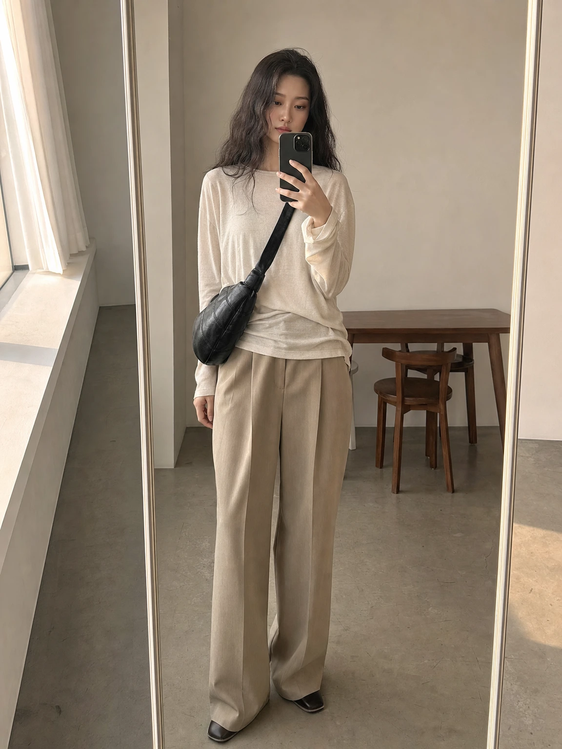유연한 곡선이 매력적인 미디움 크루아상 백