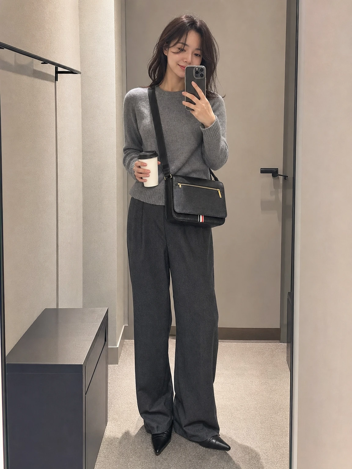 단정한 레더 메신저 백