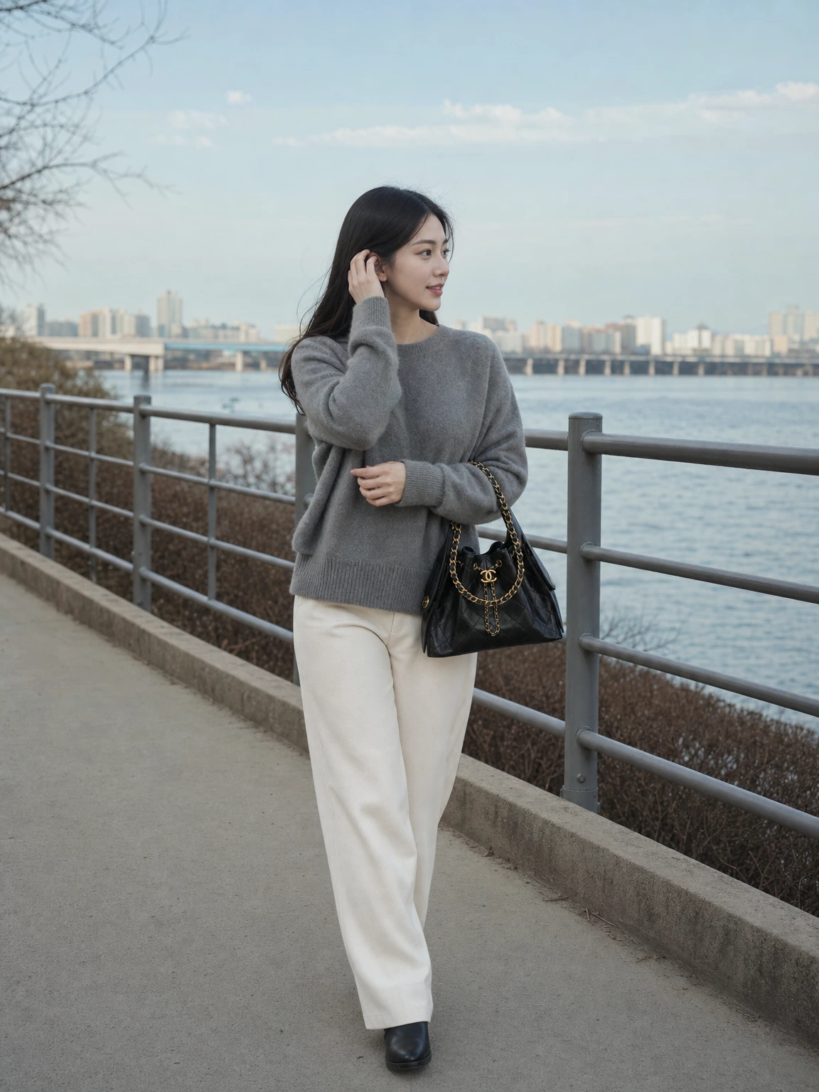 체인 스트랩이 돋보이는 핸드백