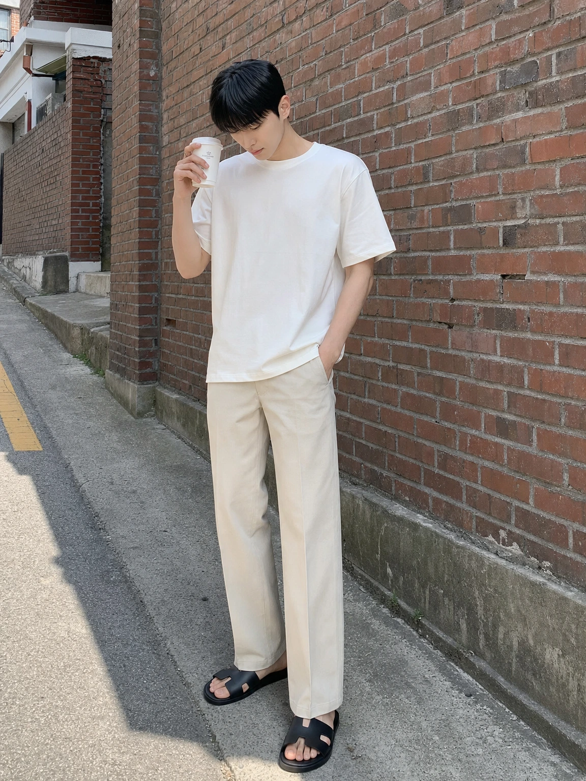 H 컷 스트랩이 돋보이는 슬리퍼