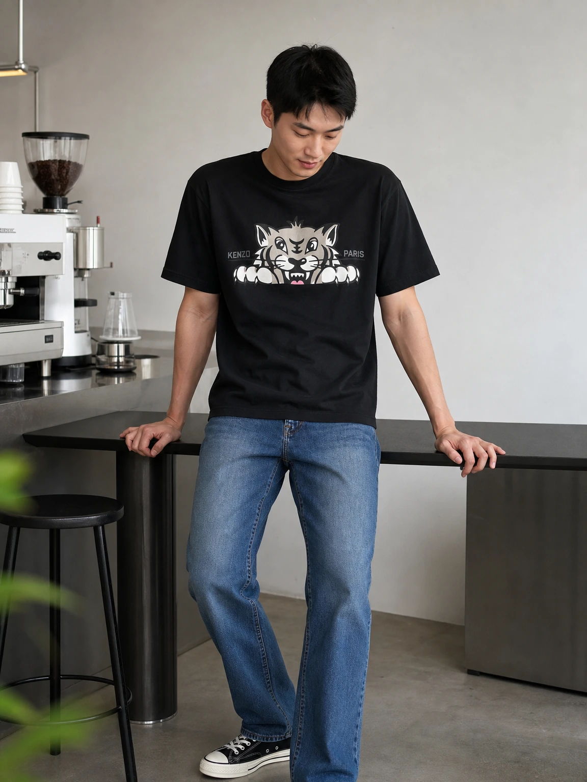 그래픽 프린트로 시선 모으는 티셔츠