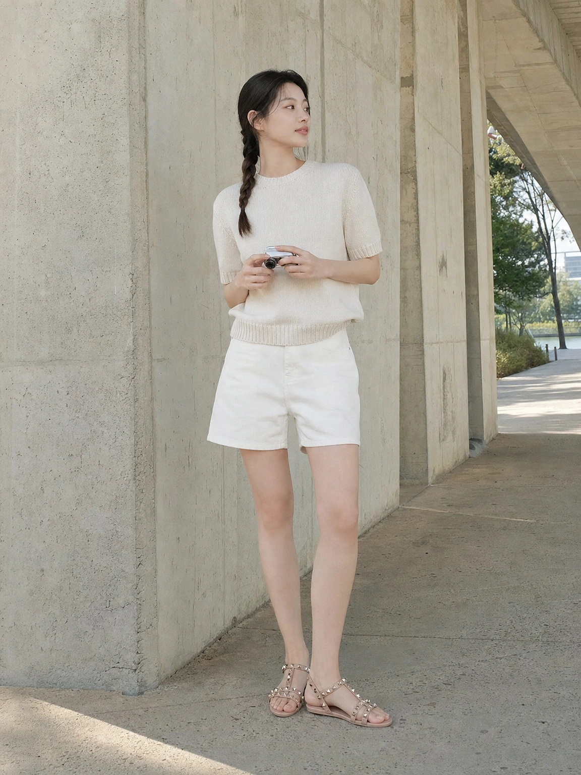 락스터드로 반짝이는 샌들