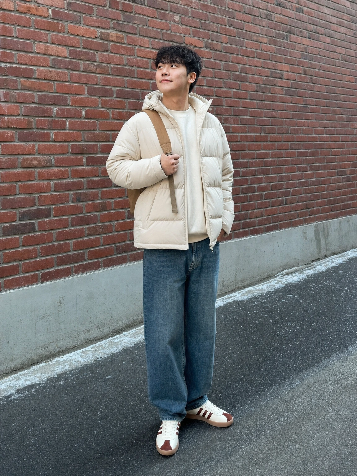 삼선 배색이 돋보이는 운동화