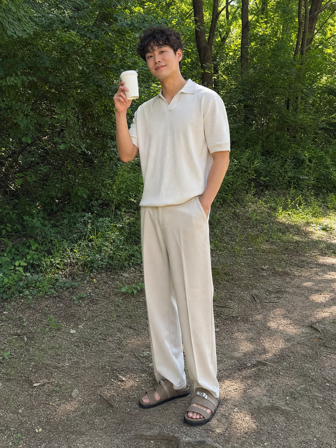메탈 장식이 돋보이는 샌들