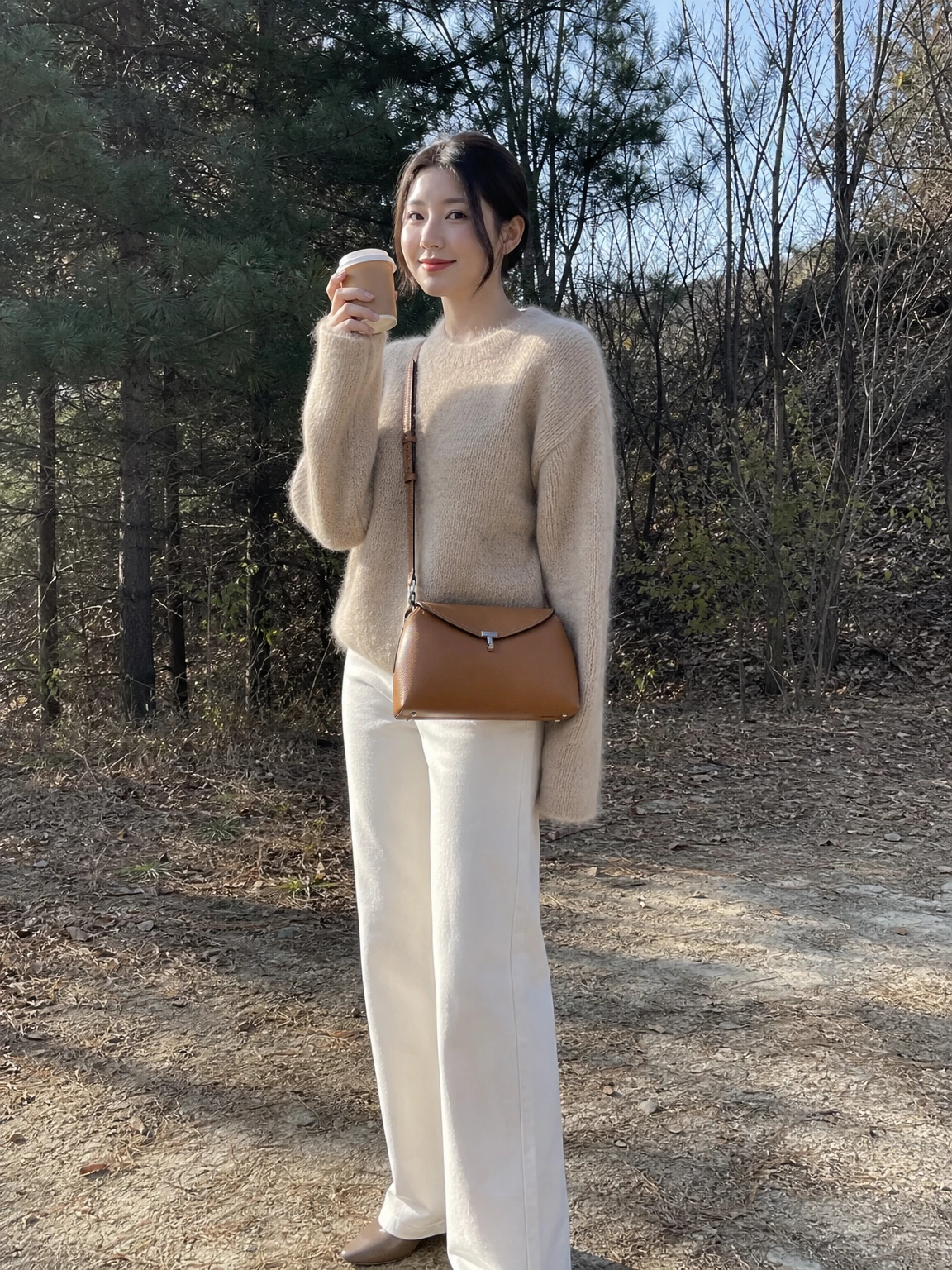 곡선 플랩이 부드러운 클러치백