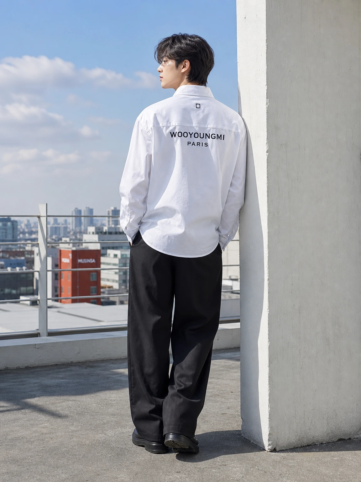 미니 자수로 힘을 준 셔츠
