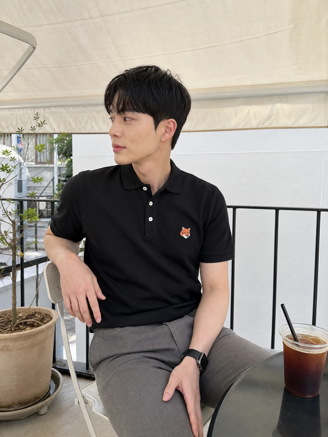 여우 자수로 위트 더한 폴로 셔츠
