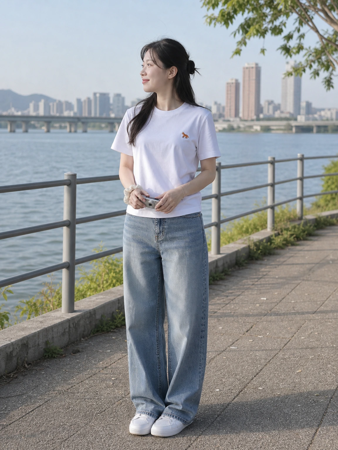 미니 자수로 힘을 준 반팔 티셔츠