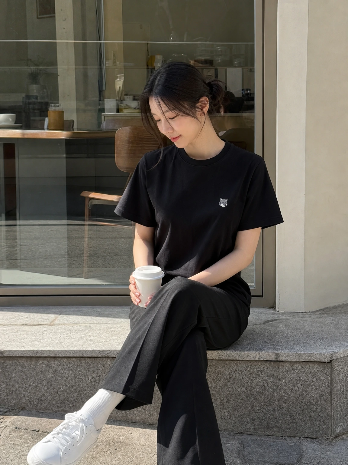 미니 자수로 힘을 준 반팔 티셔츠