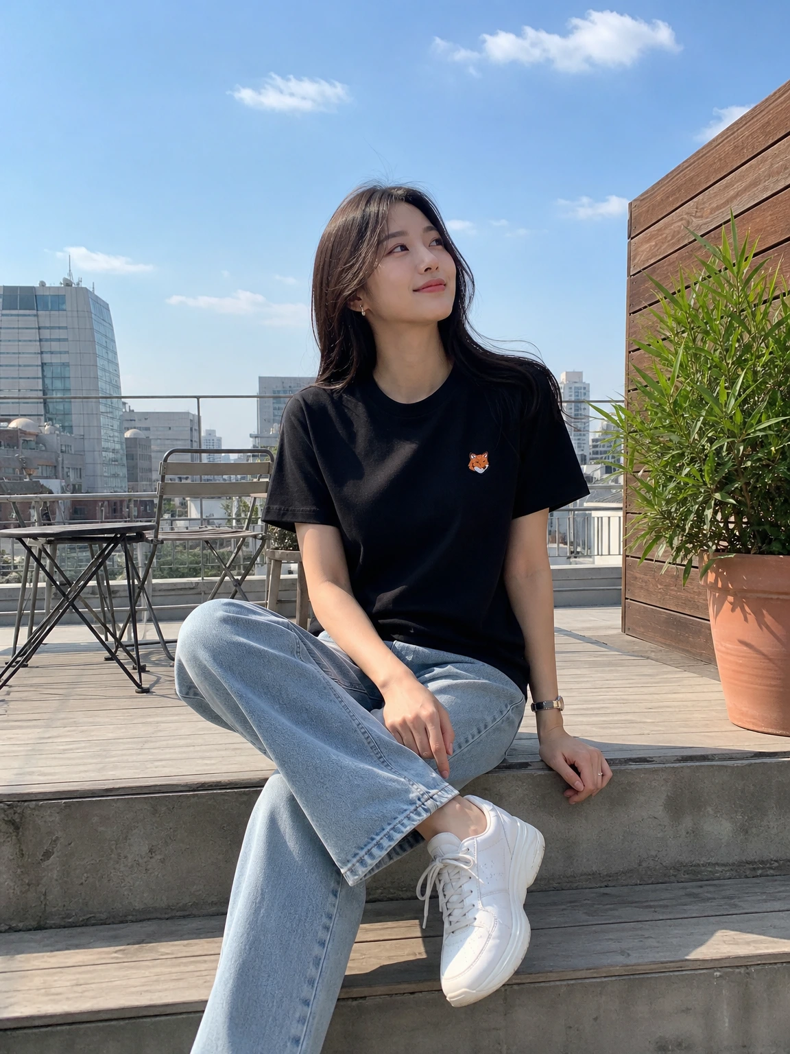 미니 자수로 힘을 준 반팔 티셔츠