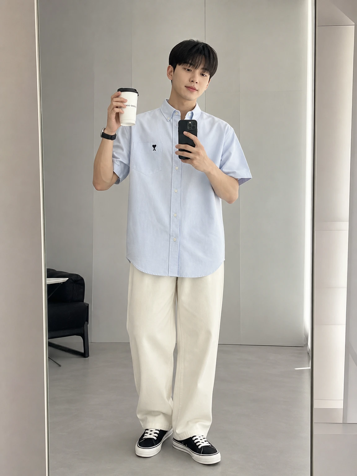미니 자수로 힘 준 반팔 셔츠