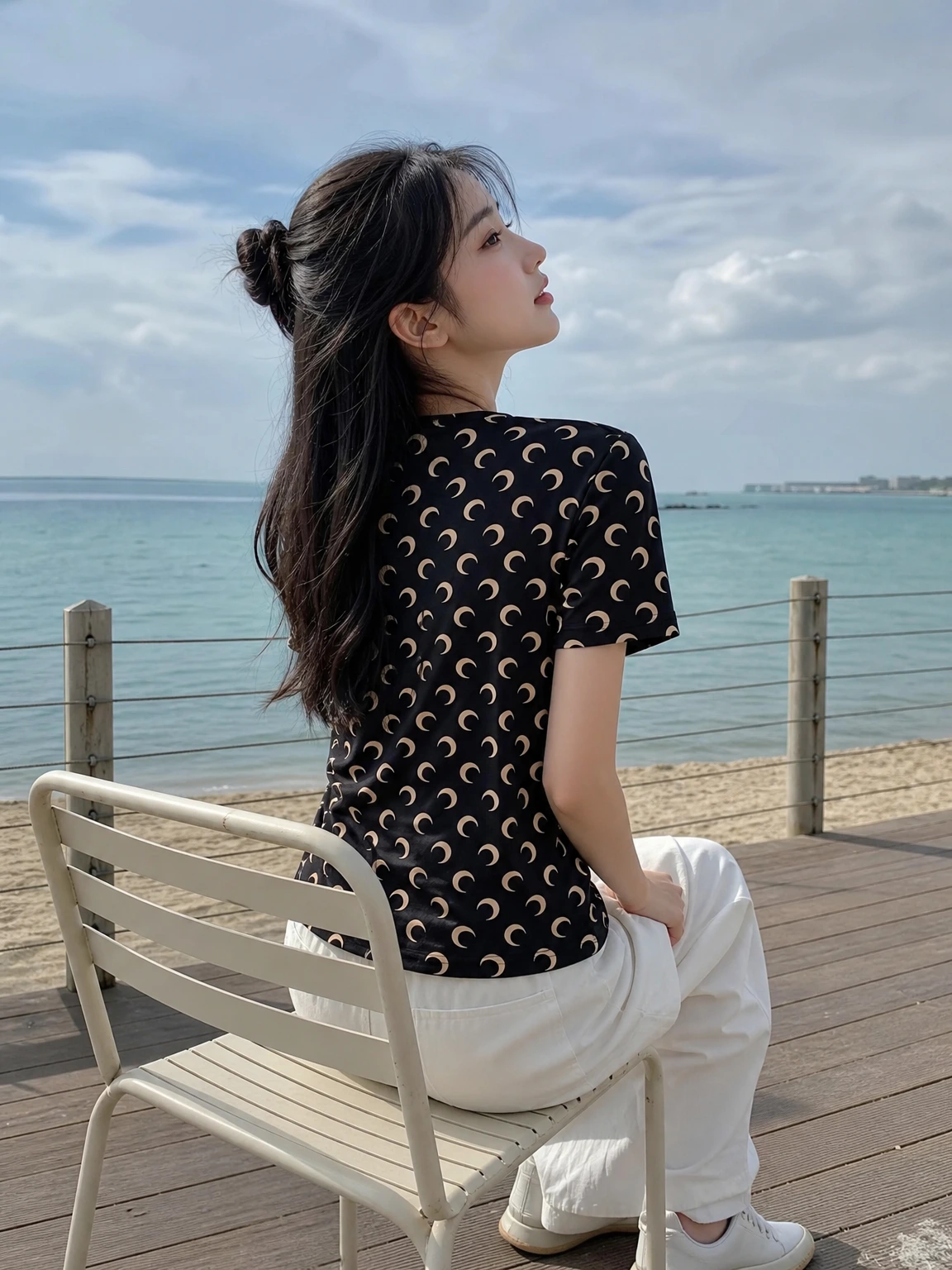 반복된 문양이 돋보이는 티셔츠