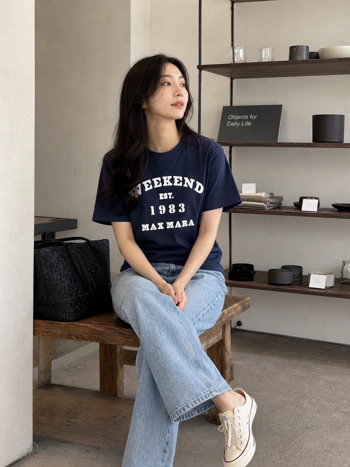 아치형 레터링이 돋보이는 티셔츠