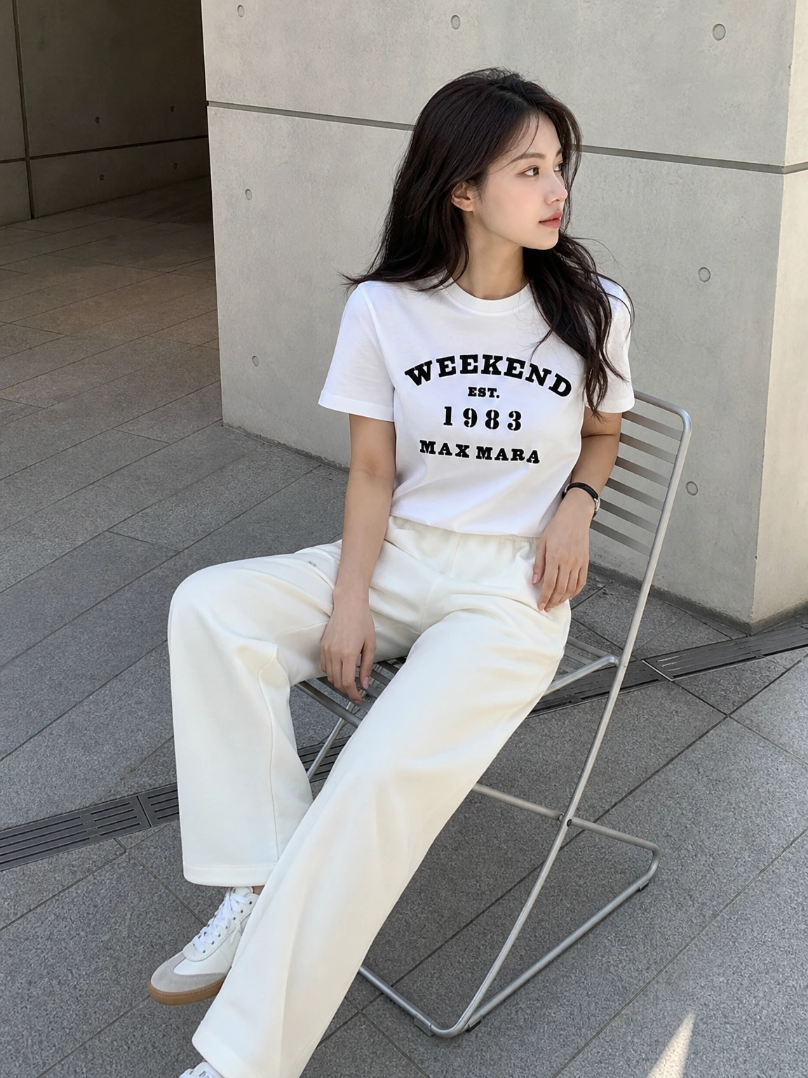 아치형 레터링이 돋보이는 티셔츠
