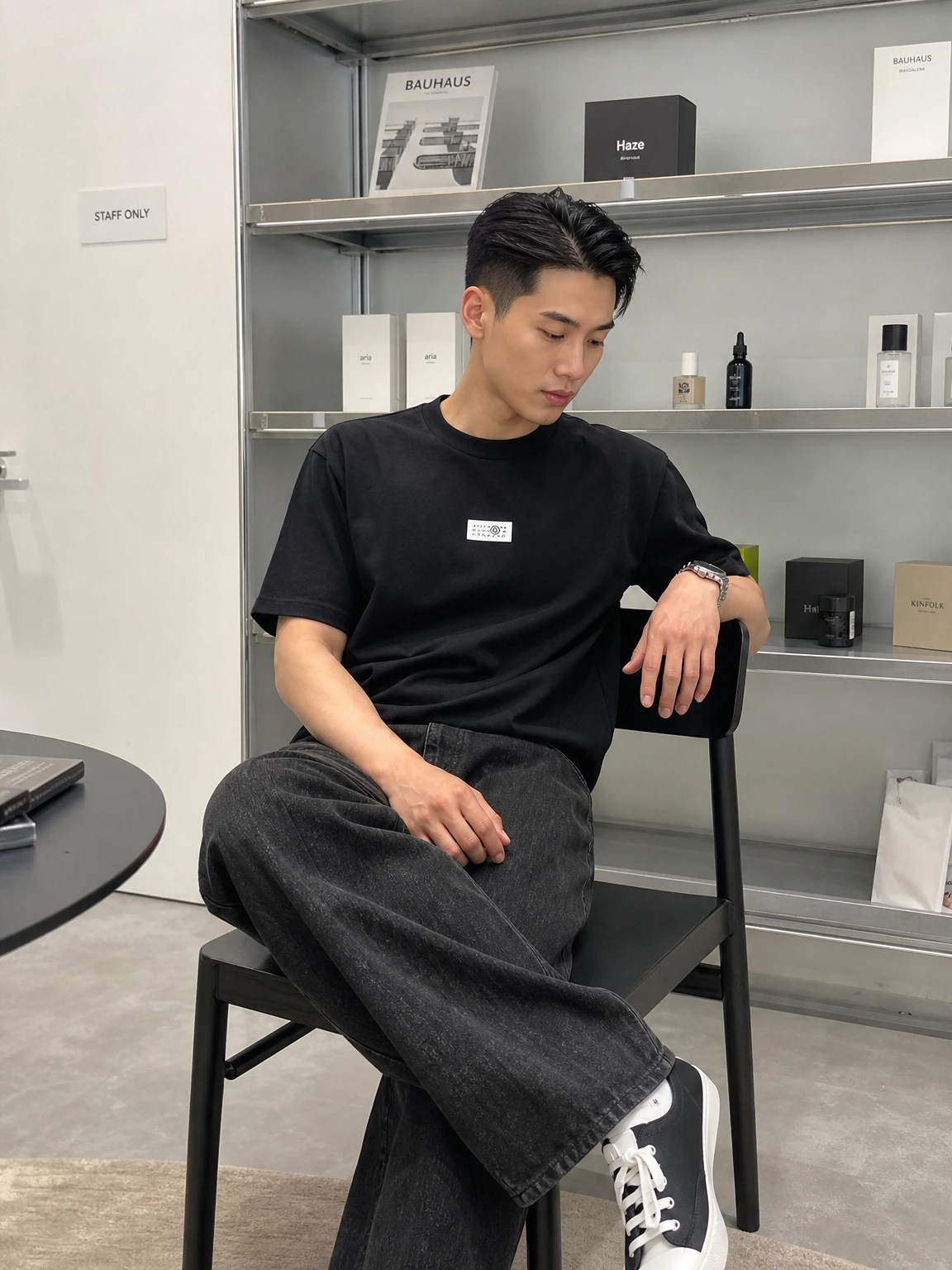 미니 로고로 힘을 준 티셔츠