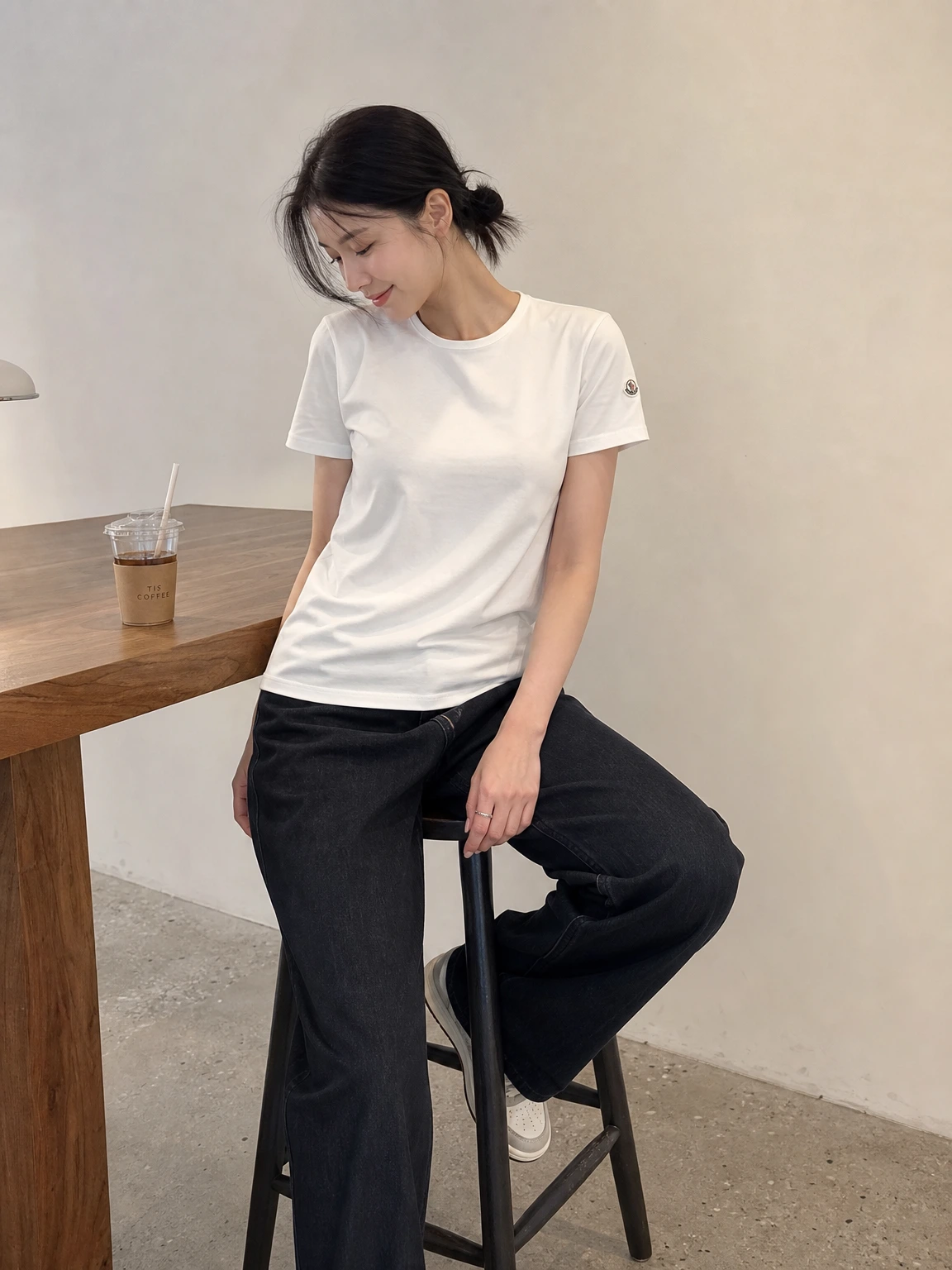 소매 로고로 힘을 준 반팔티셔츠