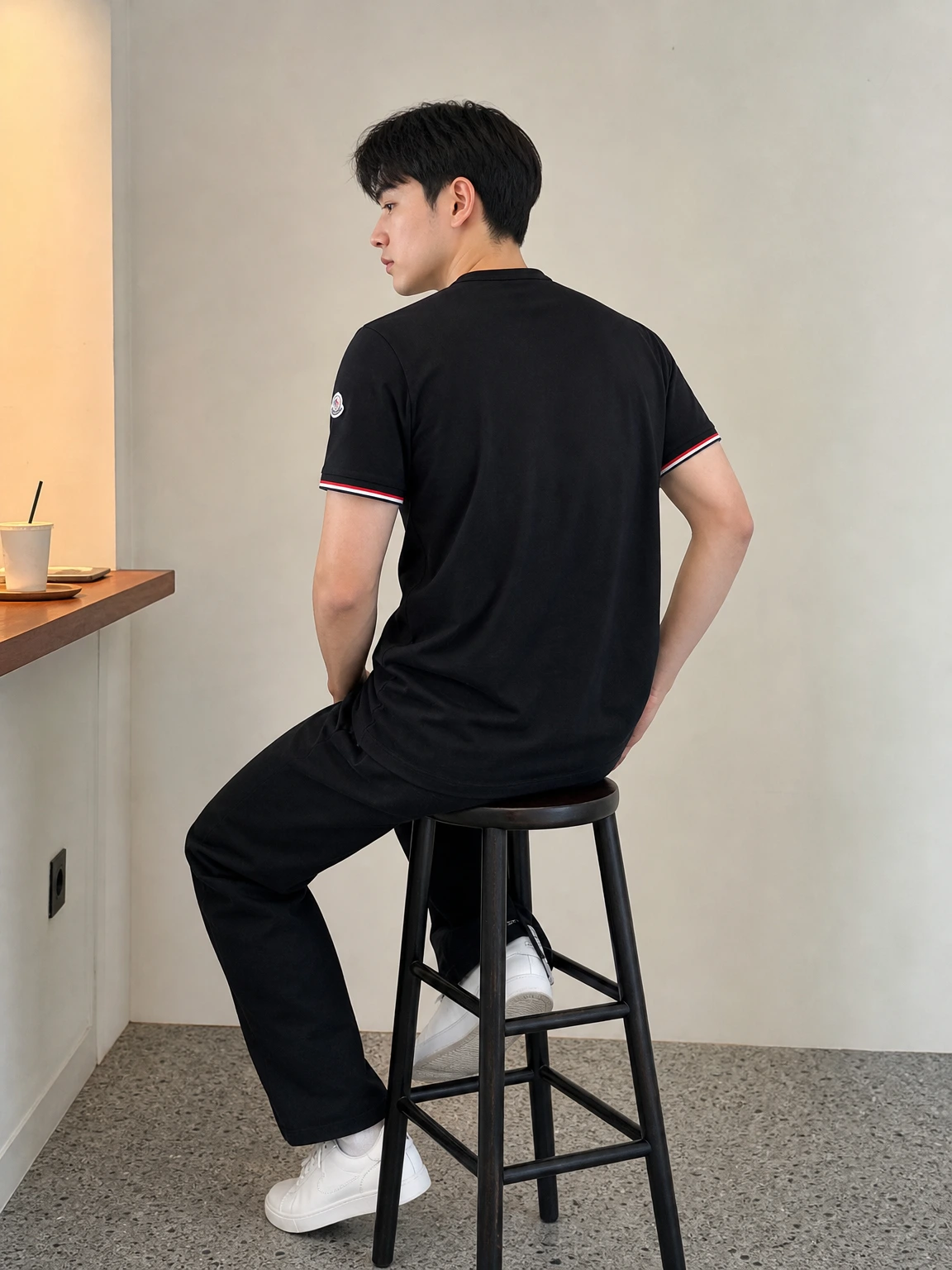 배색 트리밍이 돋보이는 티셔츠