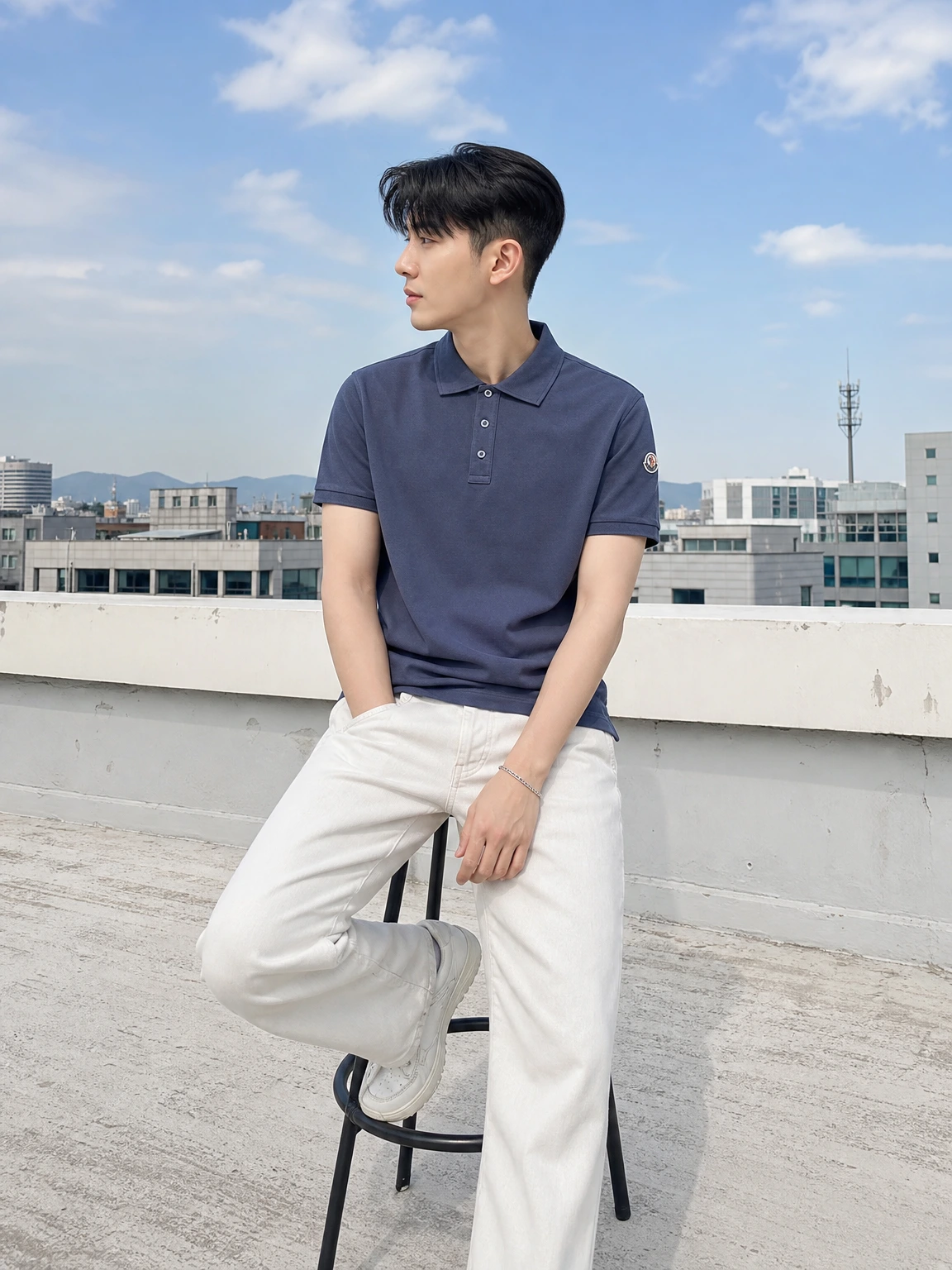 단정한 카라로 정돈된 반팔 티셔츠
