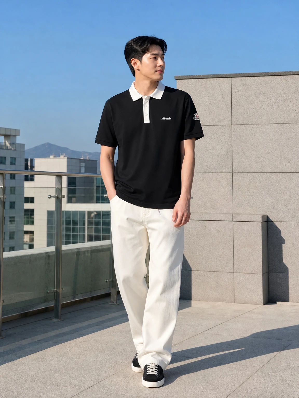 배색 카라로 정돈된 반팔티셔츠